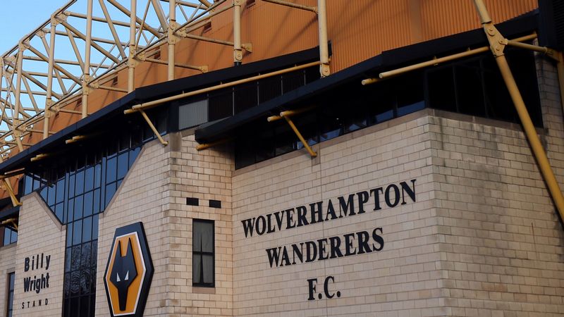 Sân vận động Molineux, tọa lạc tại Wolverhampton, West Midlands, Anh, là sân nhà của câu lạc bộ Wolverhampton Wanderers (Wolves) kể từ năm 1889. 